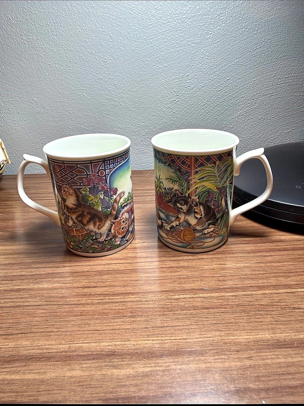 Duchess Cat Design Mug Set of 2 Multicolor Like New - Picture 2 of 5